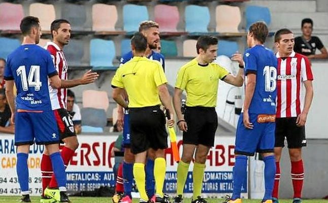 El árbitro deja el Athletic-Alavés por el comportamiento de los jugadores