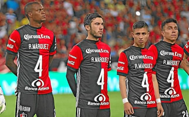 Los jugadores del Atlas saltan al campo con camisetas de apoyo a Rafa Márquez