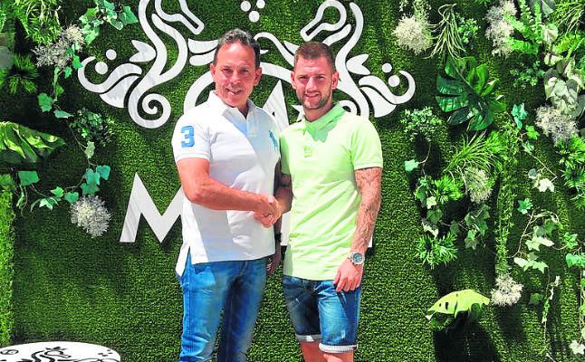 At. Dos Hermanas: Carlitos Ruiz ya es rojiazul