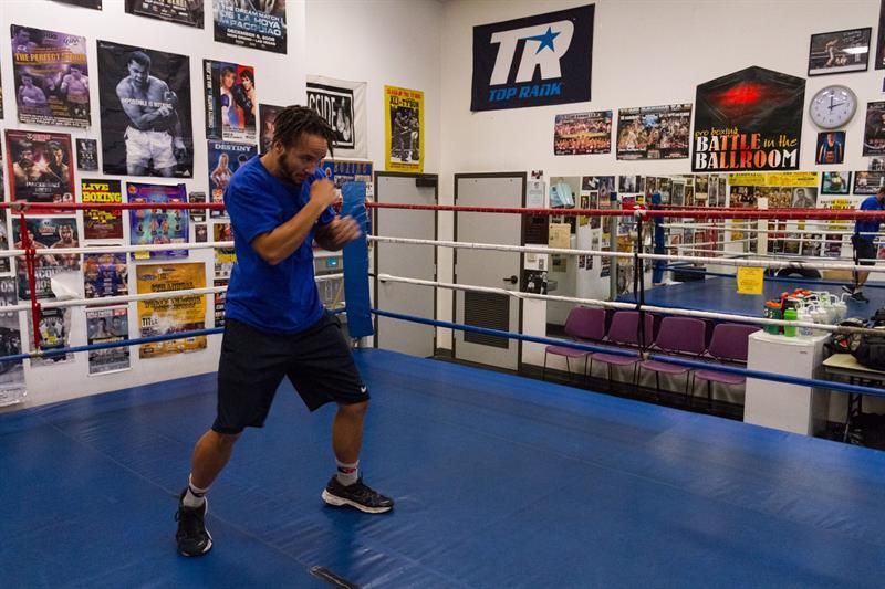 Un latino busca el "título" de primer boxeador que pelea como mujer y hombre