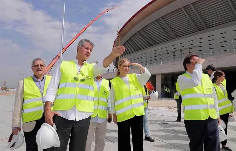 Cifuentes visita las obras "a contrarreloj" del Wanda Metropolitano