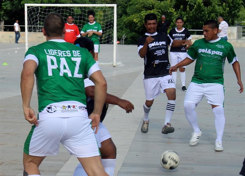 Víctimas del conflicto colombiano juegan un partido por la paz con reinsertados