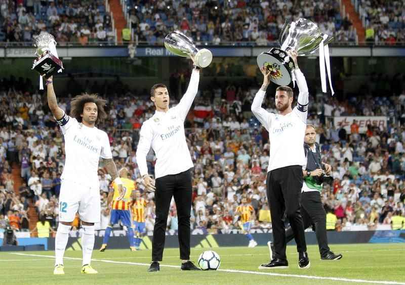 El Real Madrid recibió el trofeo de campeón de la pasada Liga