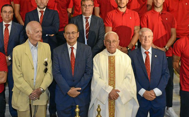 Ofrenda a la Virgen en el décimo aniversario de la pérdida de Puerta