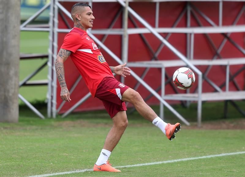Farfán quiere jugar hasta de portero para reaparecer en la selección peruana