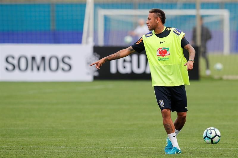 Neymar se une a la selección brasileña junto con sus compañeros del PSG