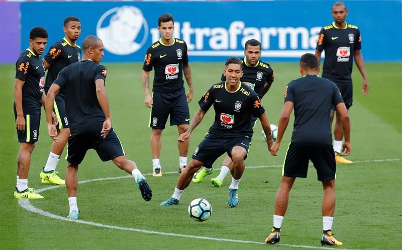 Brasil entrena completo por primera vez en Porto Alegre