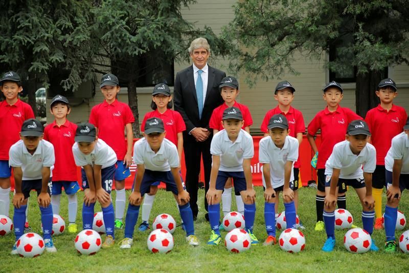 Manuel Pellegrini promueve el fútbol y la imagen de Chile en Pekín