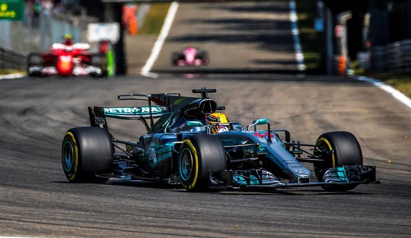 Hamilton: Los Ferrari están cerca, será una carrera parecida a la última