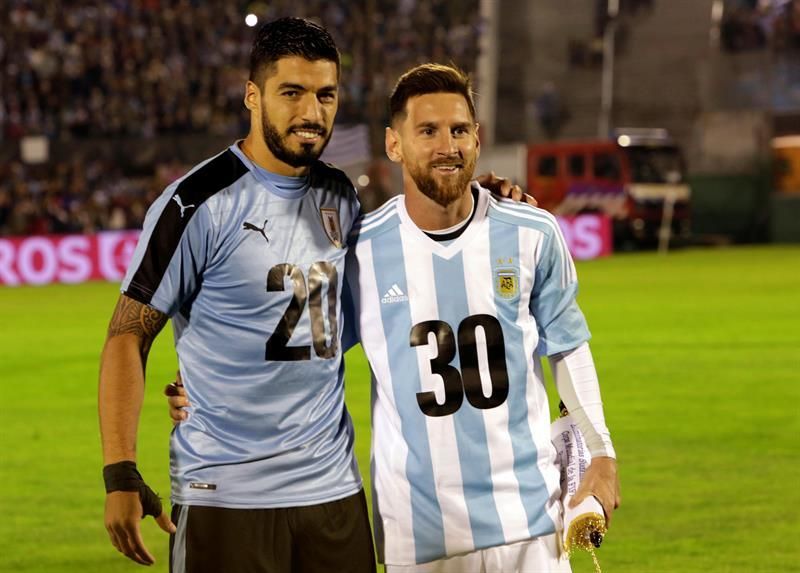 Suárez y Messi posan en la cancha con un mensaje de apoyo al Mundial 2030
