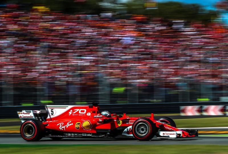 Hamilton toma el mando tras exhibición de Mercedes en el templo de Ferrari