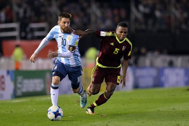 Venezuela destiñe a Argentina, que salva empate y se aferra a la repesca (1-1)