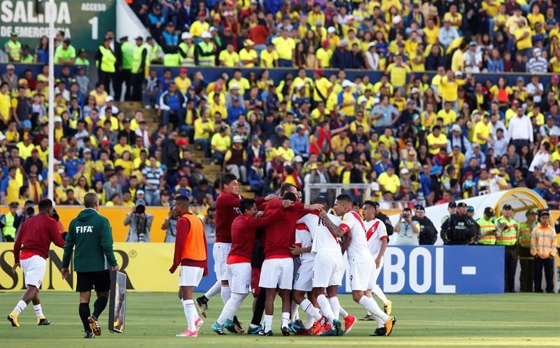 Perú amanece enamorado por el "histórico" triunfo de su selección en Ecuador