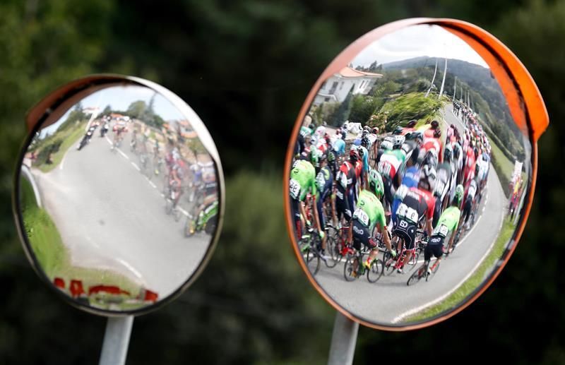 Un maillot azul para una salida y llegada seguras