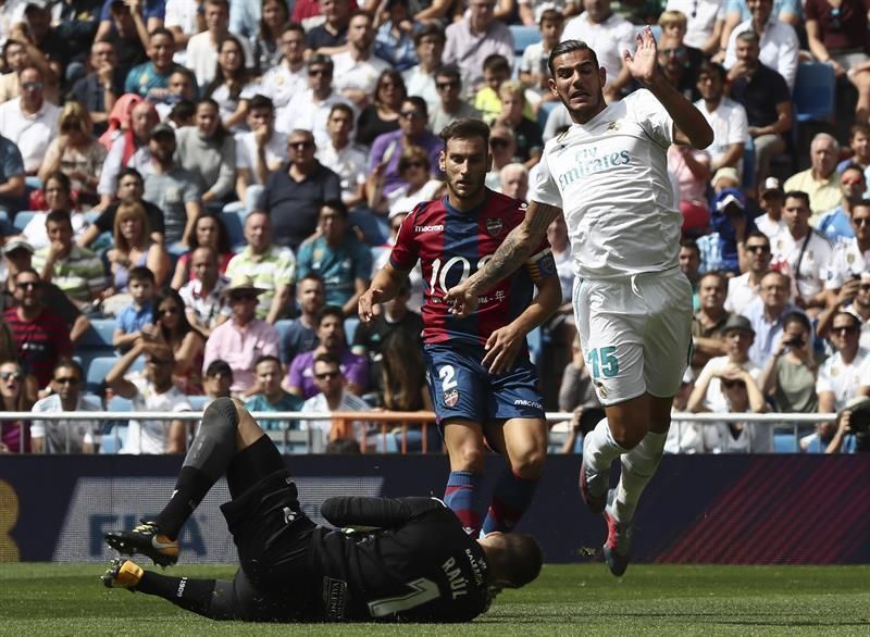El Real Madrid y el Levante empatan 1-1 al descanso en el Bernabéu