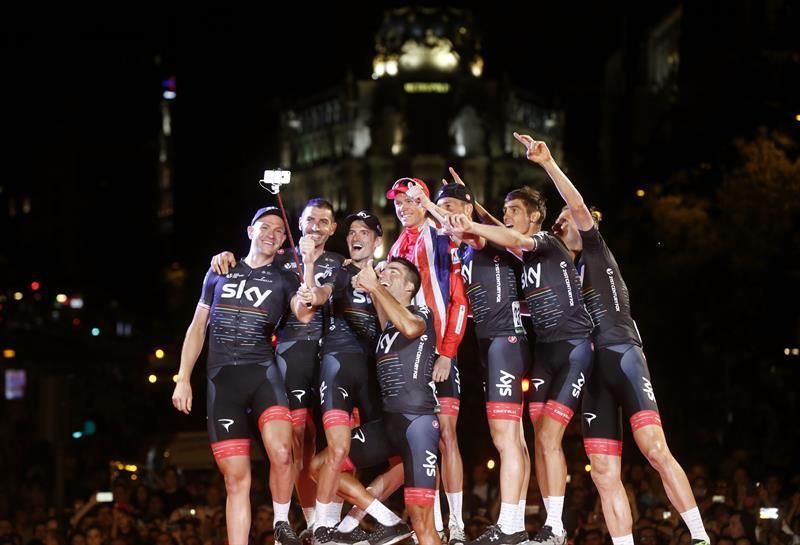 Froome entra en la historia, Contador emociona en Cibeles