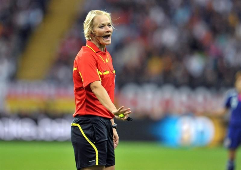 Bibiana Steinhaus, "feliz" y "agradecida" de arbitrar en la Bundesliga