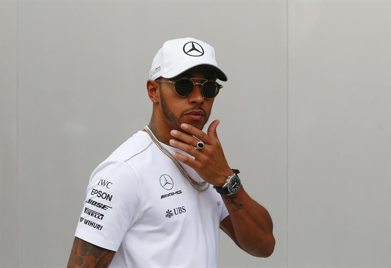Hamilton defiende su liderazgo en Singapur, territorio Vettel