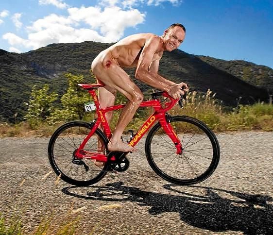 Chris Froome enseña heridas de guerra en un espectacular desnudo