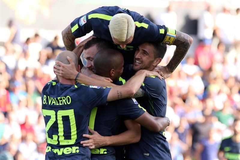 El Inter sufre, pero gana 2-0 en Crotone y se hace con el liderato en Italia
