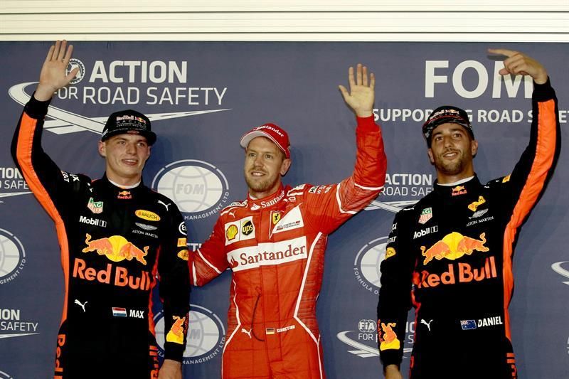 Vettel vuela en Singapur y roba la 'pole' a Verstappen