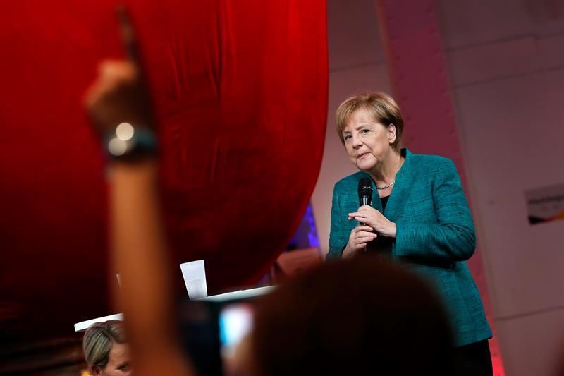 Merkel mantiene amplia ventaja en los sondeos a una semana de las elecciones