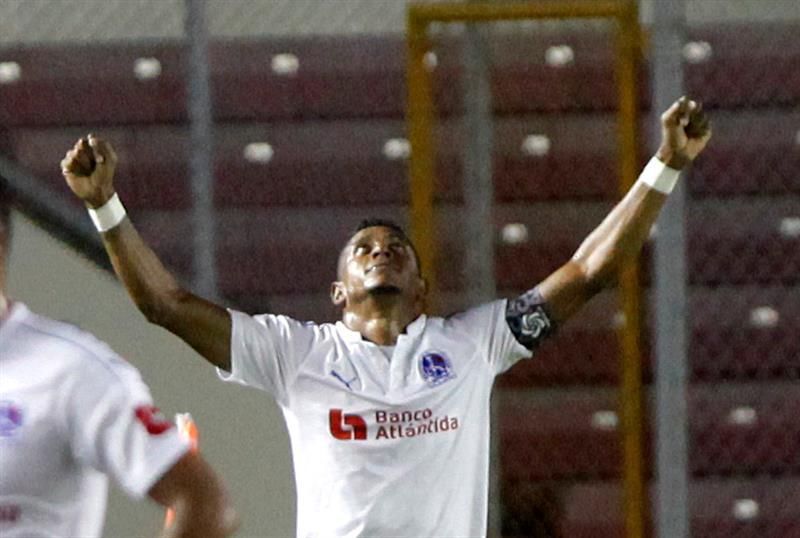 Honduras no contará con el delantero Carlo Costly ante Costa Rica y México