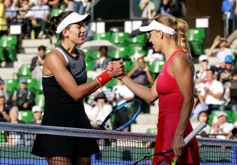 Wozniacki venció con facilidad a una irreconocible Muguruza en la semifinal de Tokio