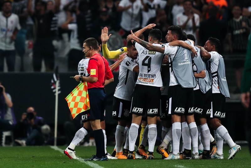 Corinthians empata con Sao Paulo pero aumenta su ventaja sobre el Gremio