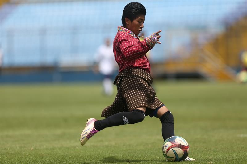 Xejuyup, el equipo indígena que juega en falda, encandila con su fútbol