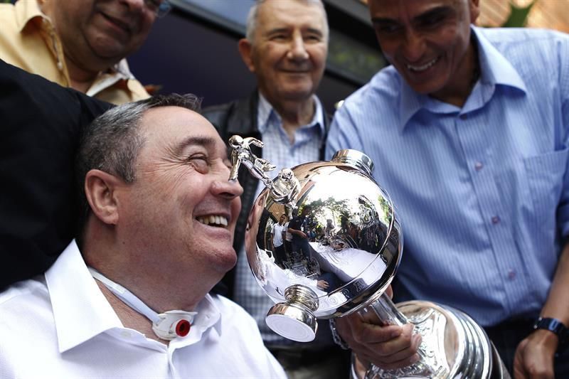 La Conmebol entrega una réplica de la Libertadores a Luis Fernando Montoya