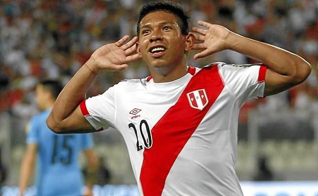 Vinculan a Sevilla y Valencia con Édison Flores