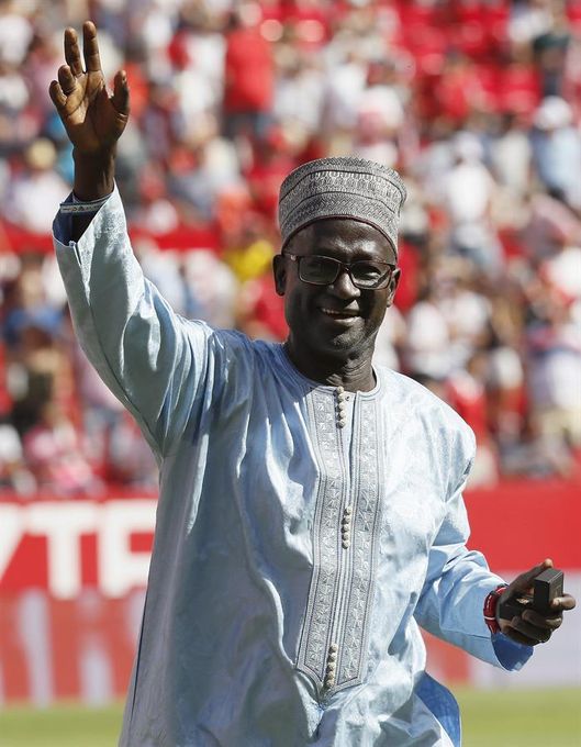 El mítico Biri Biri recibe la insignia de oro del Sevilla en el Sánchez-Pizjuán