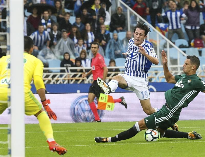 4-4. La Real y el Betis se reparten el premio en festival de goles en Anoeta