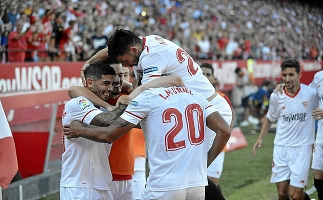 Éver hidrata a un Sevilla insolado