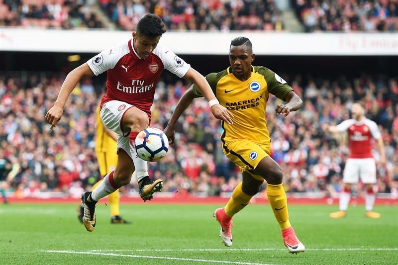 Monreal y Alexis desencallan al Arsenal