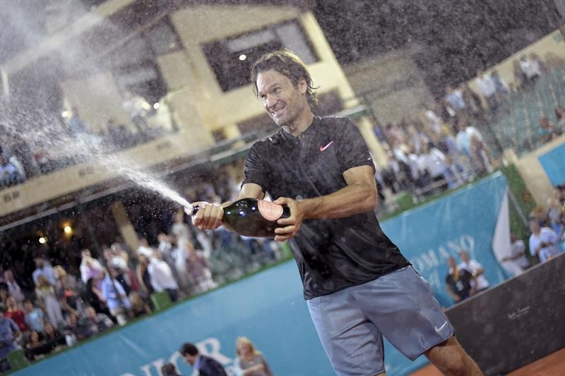 Moyá, campeón en Marbella tras superar a McEnroe en la final