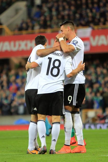 Alemania e Inglaterra, al Mundial; doble récord de Lewandowski