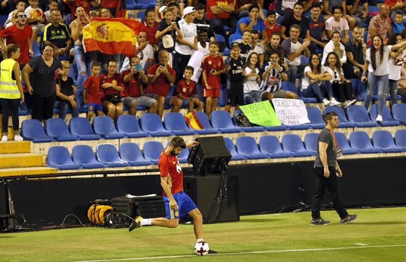 Pitos y aplausos para Piqué durante el entrenamiento en Alicante