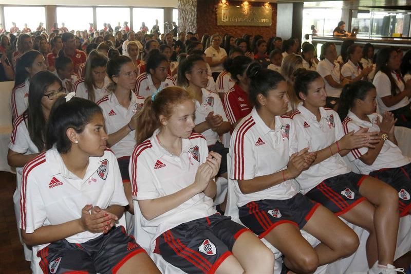 Jugadoras de fútbol apoyan una campaña paraguaya para prevenir el cáncer de mama
