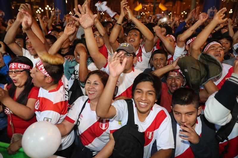 Perú celebra el empate en Argentina como un triunfo a falta del partido con Colombia