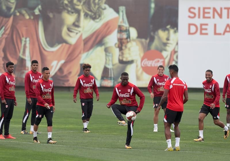 Los peruanos destacan su fortaleza como equipo y el compromiso de ir al Mundial