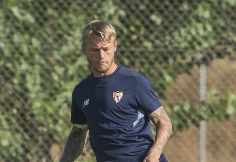 El danés Kjaer, principal novedad del entrenamiento del Sevilla