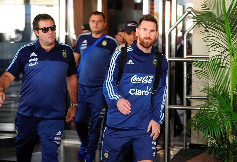 La selección argentina abandona Guayaquil con destino a Quito
