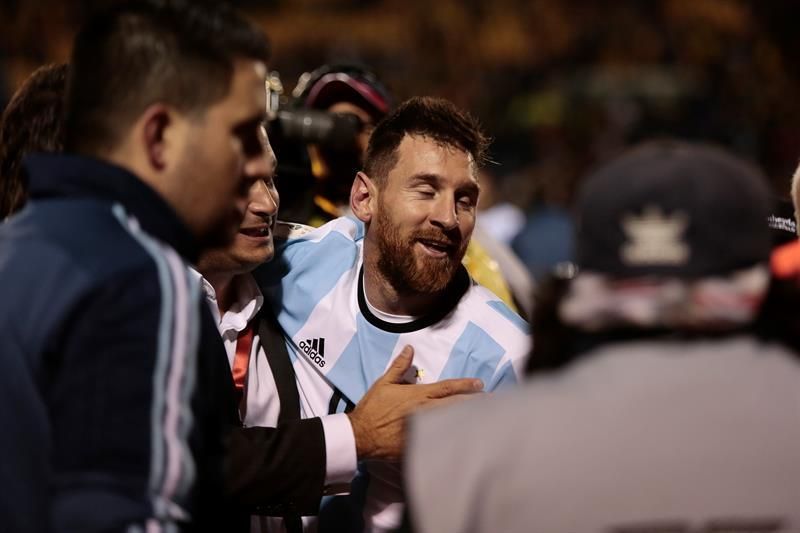 Todos los elogios para "Messi-as" y poco espacio dan los diarios a la Tri de Ecuador