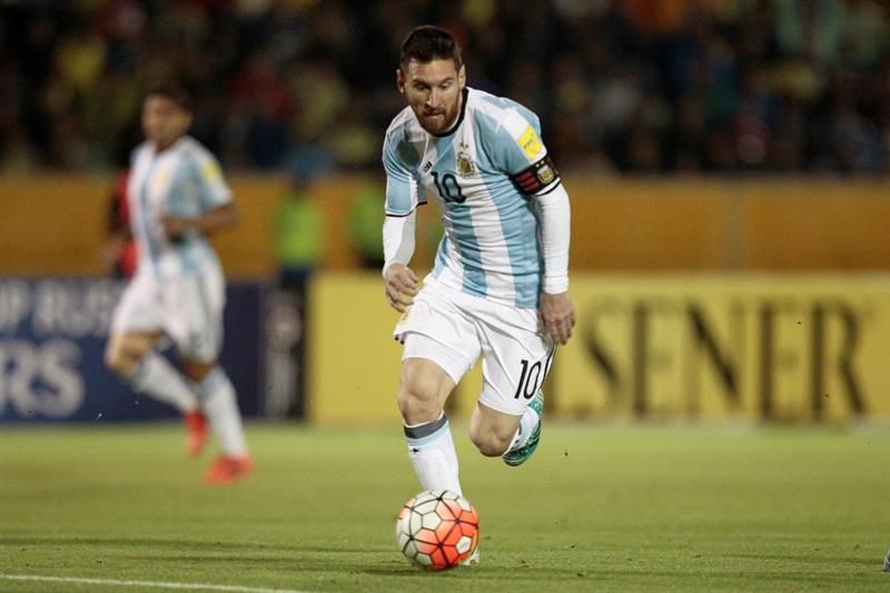 El estadio Olímpico Atahualpa se arrodilla ante el rey Messi