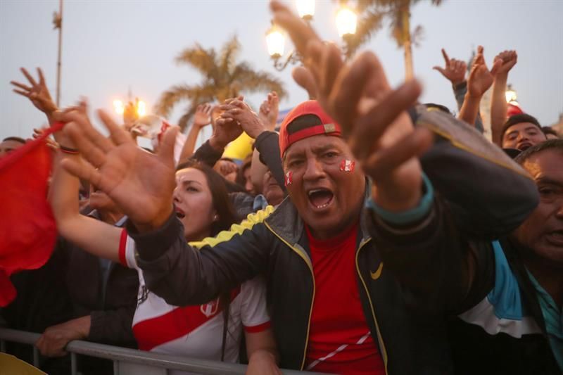 Los hinchas peruanos y los colombianos se aferran a la fe