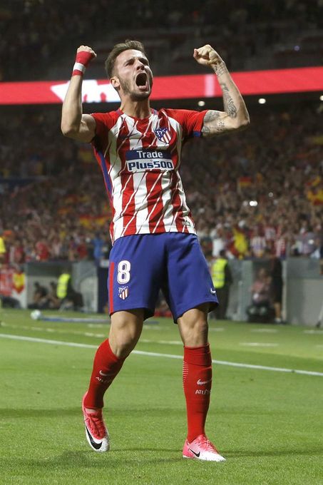 Un gol de Saúl adelanta al Atlético contra el Barcelona al descanso