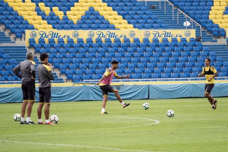 La UD Las Palmas ensaya las jugadas de estrategia antes de recibir al Celta