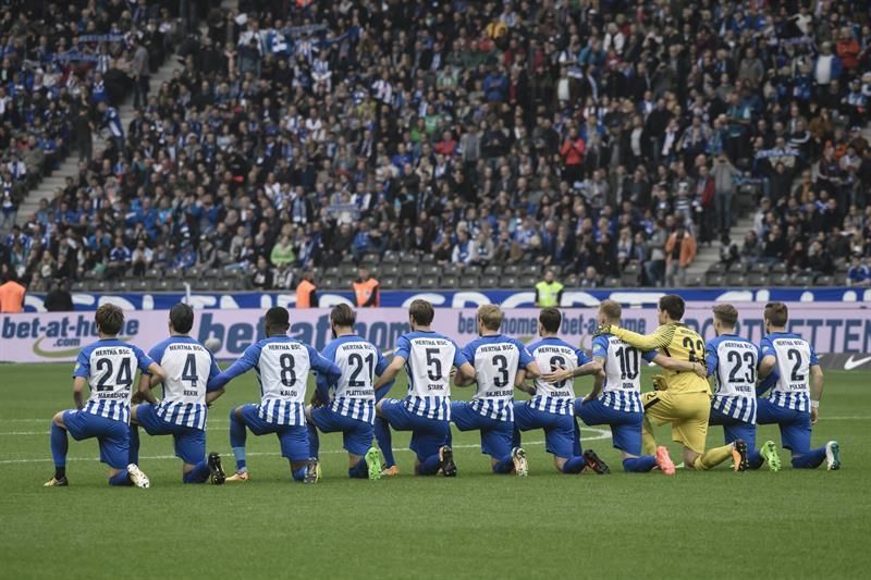 La Bundesliga elogia el simbólico gesto del Hertha, arrodillado, contra el racismo